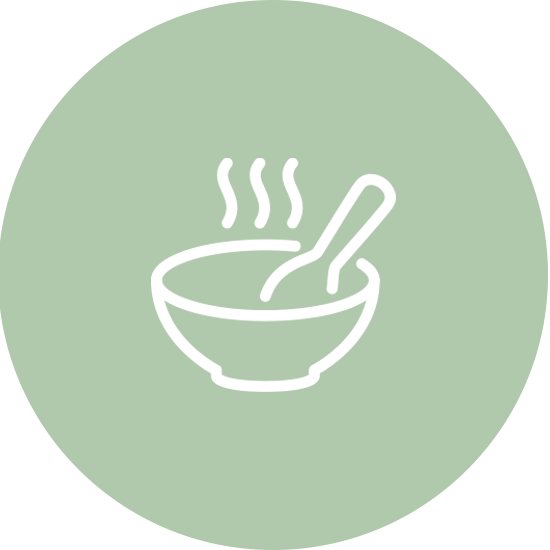Eine weiße dampfende Schüssel mit Löffel auf einem grünen Kreis – ein Symbol für frische, warme Speisen.