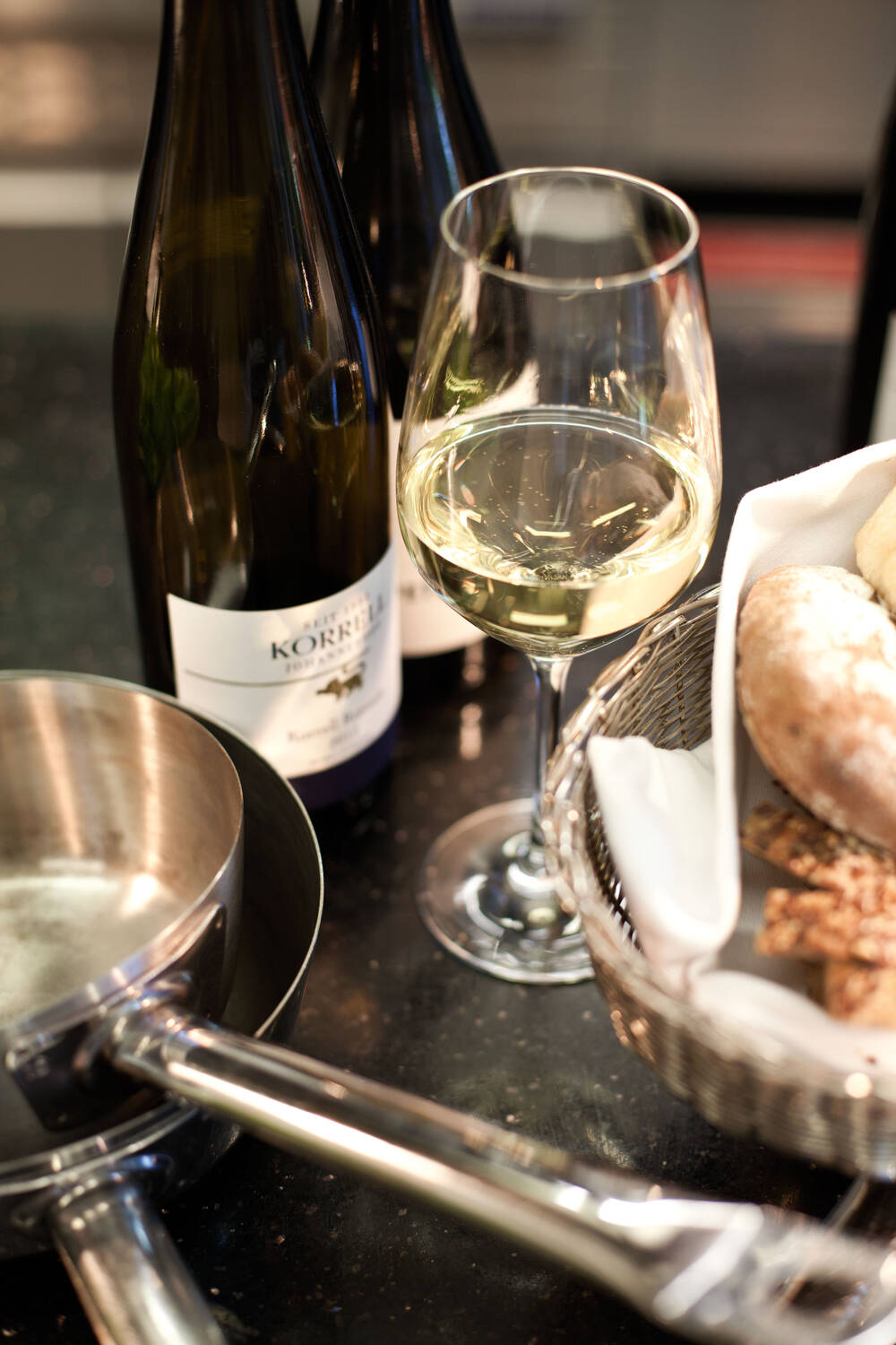 Ein Glas Weißwein und frisches Brot auf dem Tisch – kulinarische Raffinesse und regionale Produkte in einem Restaurant in Stolpe an der Peene.