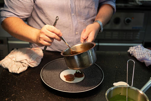 Chef bei der professionellen Sauce-Zubereitung im Gutshaus Stolpe Restaurant