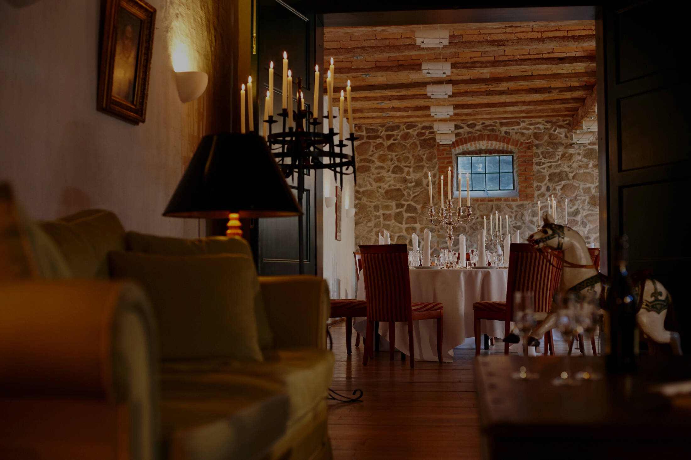Ein einladender Raum mit Blick in einen festlich gedeckten Saal – charmante Eventlocation in Mecklenburg-Vorpommern mit historischem Flair.