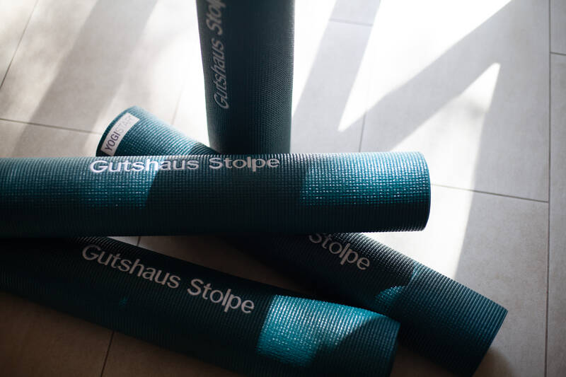 Die Yogamatten des Gutshaus Stolpe – perfekte Grundlage für Balance, Erholung und Achtsamkeit im Romantikhotel Norddeutschland.