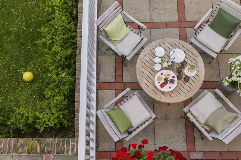 Ein Frühstück im Freien auf der Sonnenterrasse – Genuss unter freiem Himmel im Romantikhotel Norddeutschland.