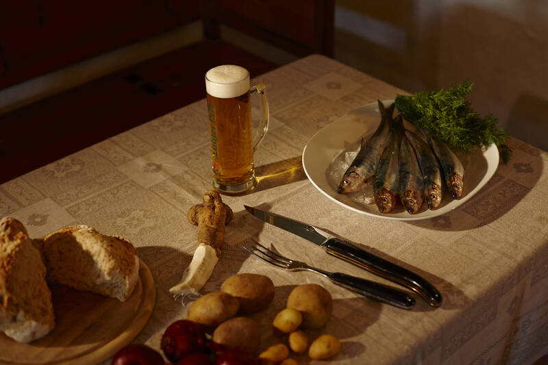 Ein traditionelles norddeutsches Gericht mit Fisch, Kartoffeln und Bier – authentischer Genuss im Romantikhotel Norddeutschland.