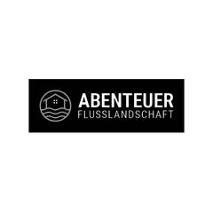 Ein schwarz-weißes Logo mit einem stilisierten Haus über Wellen und dem Schriftzug „ABENTEUER FLUSSLANDSCHAFT“.