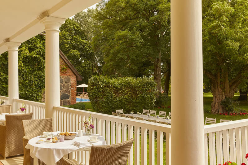 Ein Frühstück auf der Veranda mit Blick ins Grüne – genussvolle Morgentage im Romantikhotel Norddeutschland.