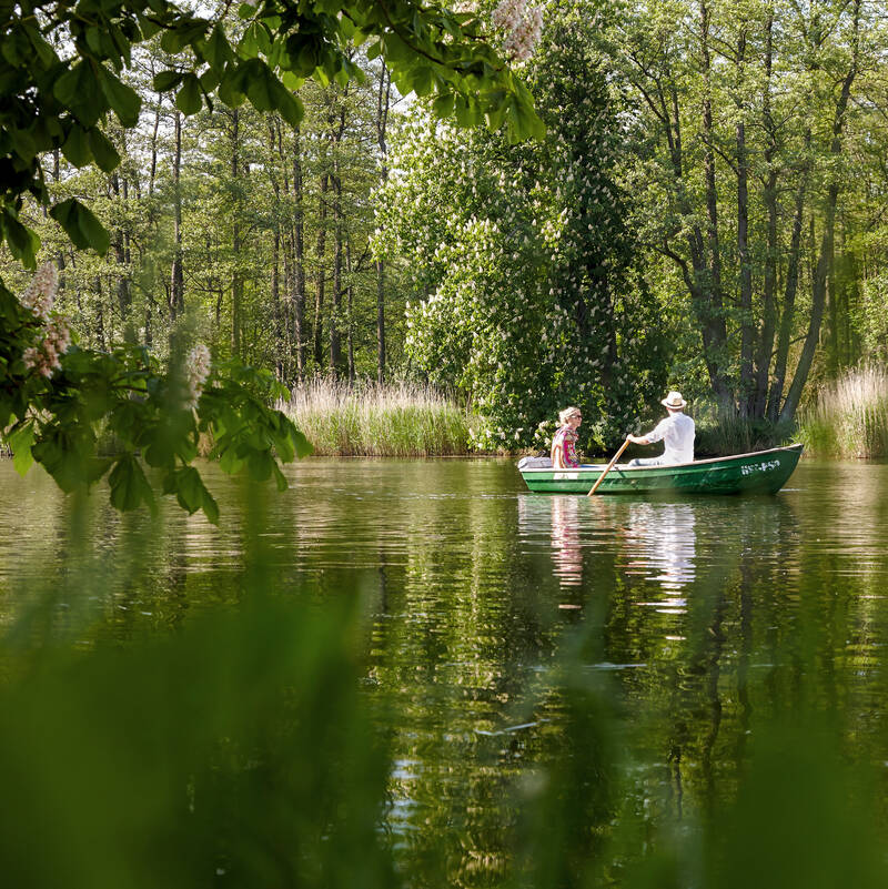 Zwei Menschen im Boot auf der Peene – stille Momente, Natur und Zweisamkeit in einem romantischen Hotel Norddeutschland.