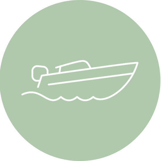 Ein Symbol eines Motorboots – steht für Bootsverleih in den Freizeitangeboten des Hotels.