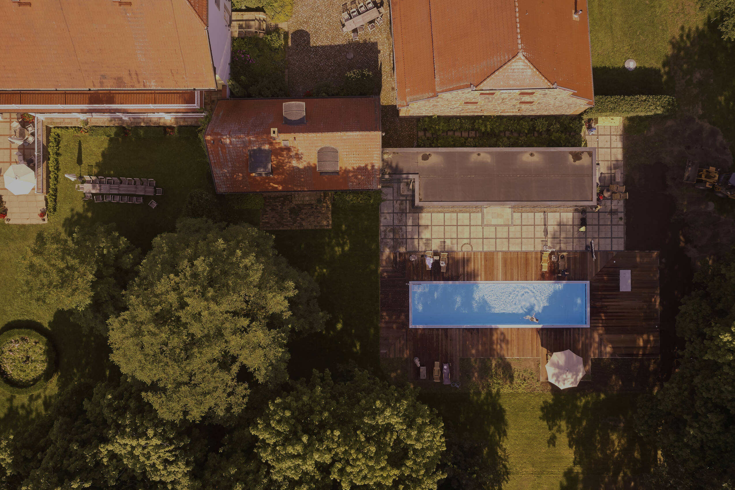 Eine Luftaufnahme des Gutshaus Stolpe - eines Hotels mit einem Pool und Garten – ideal für einen entspannten Wochenendtrip ab Hamburg oder Berlin ins idyllische Mecklenburg-Vorpommern.
