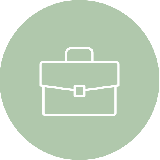 Ein weißes Aktentaschen-Symbol auf einem grünen Kreis, das für Arbeit, Business oder Seminare steht.
