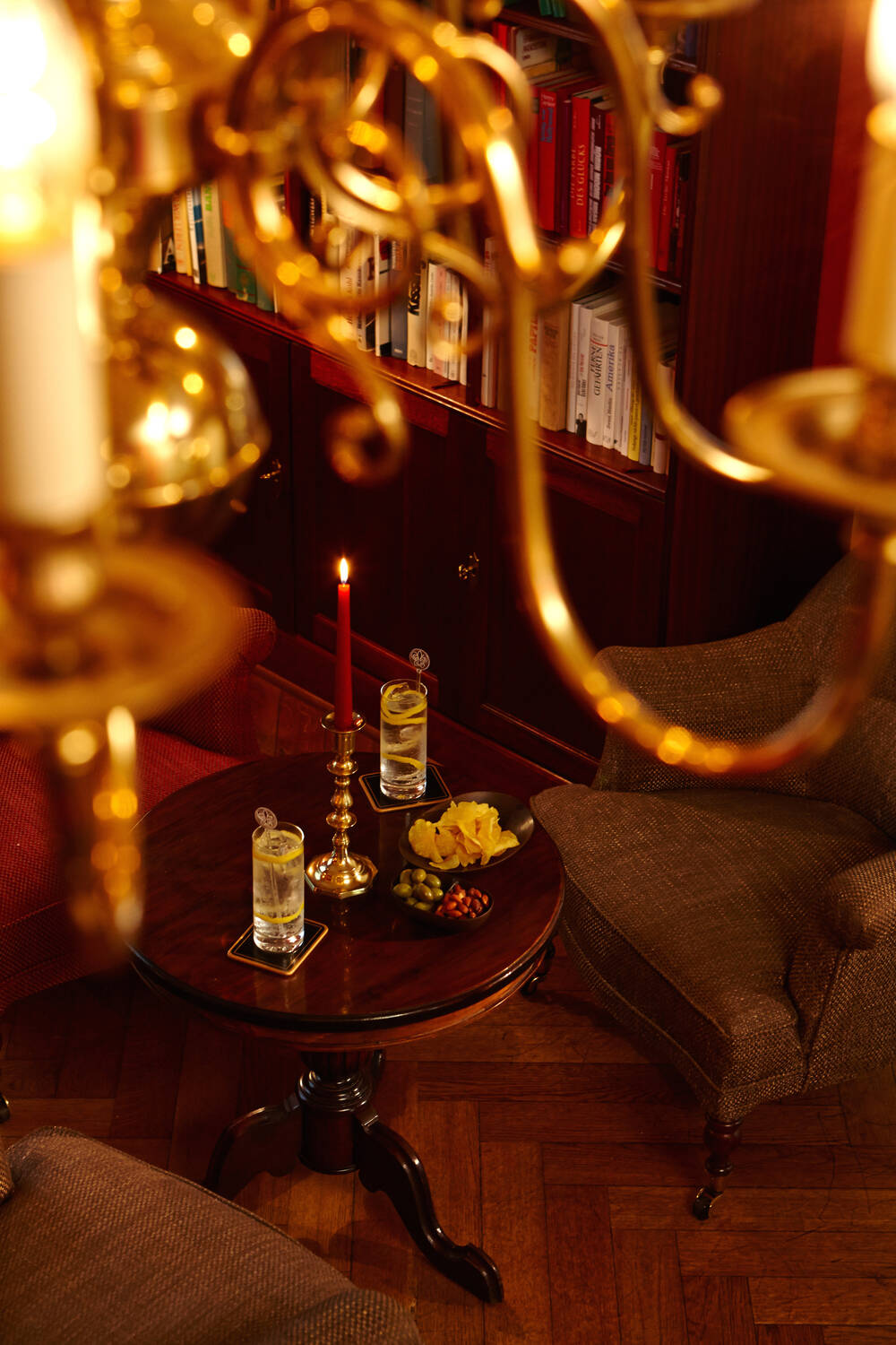 Ein stimmungsvolles Kaminzimmer mit Drinks – ein perfekter Ausklang eines Gourmetabends in einem Restaurant in Anklam.