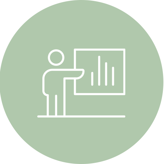 Ein weißes Piktogramm in Form von einer Person mit Diagramm auf einem hellgrünen Kreis – steht für Präsentationen oder Workshops.