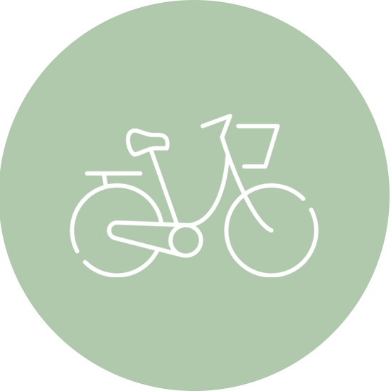 Ein minimalistisches weißes Fahrradsymbol auf hellgrünem Kreis – steht für Radfahren und Ausflüge in der Natur.