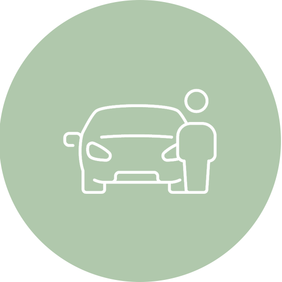 Ein grünes Icon zeigt eine Person neben einem Auto – stilisierte Darstellung für Parkservice oder Anreise mit dem Auto.