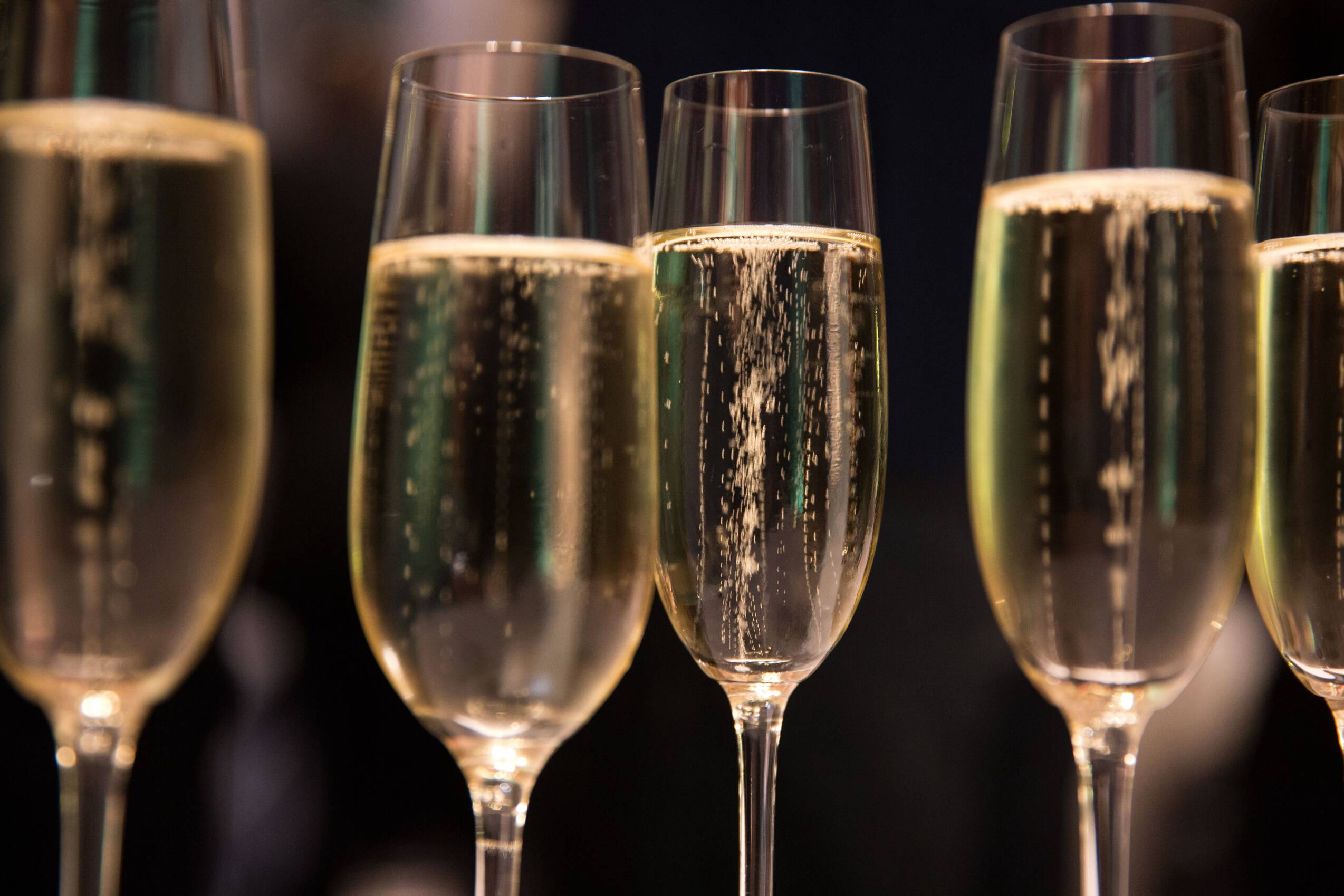 Prickelnde Champagnergläser stoßen an – elegante Momente voller Lebensfreude in einem romantischen Hotel Norddeutschland.