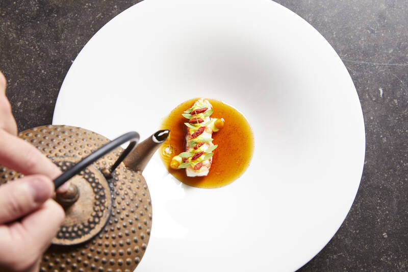 Ein raffiniertes Gourmetgericht, kunstvoll angerichtet – Ausdruck höchster Kochkunst im Romantikhotel Norddeutschland.