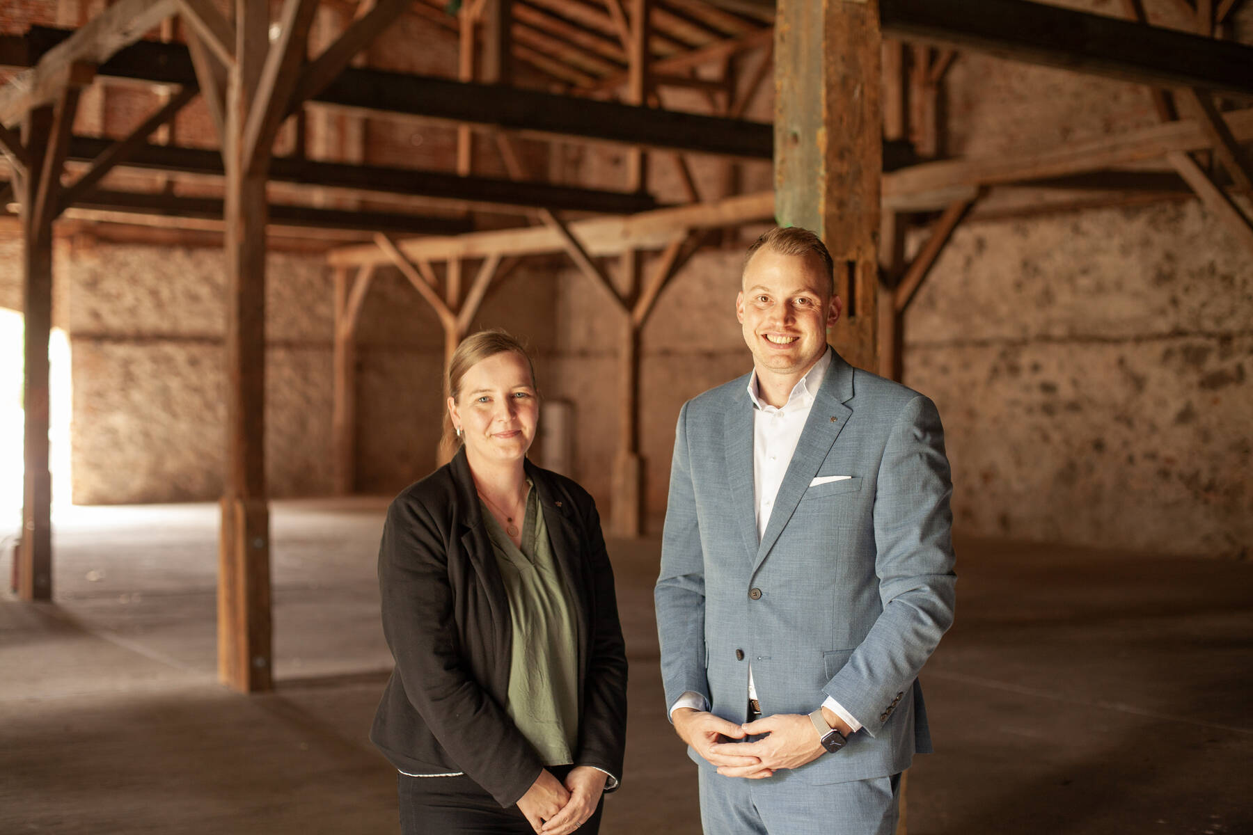 Zwei Mitarbeiter eines Hotels am Peenetal Gutshaus Stolpe in einem historischen Kornspeicher.
